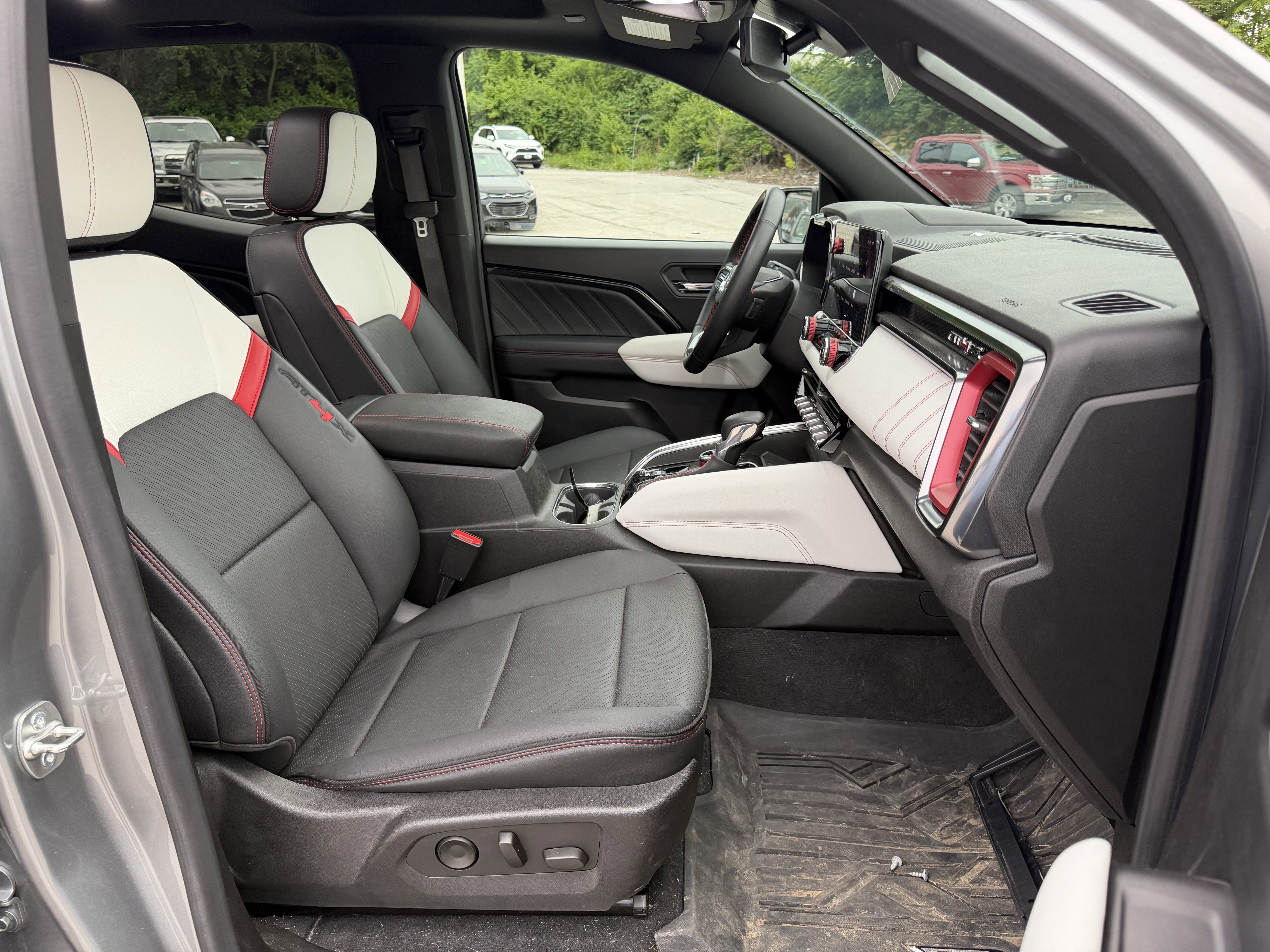 Used 2024 GMC Canyon AT4X AWD/4WD image 10