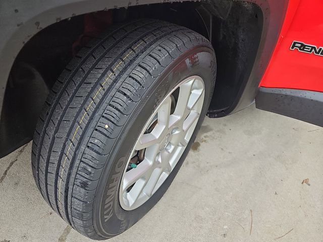 Used 2019 Jeep Renegade Latitude FWD image 30