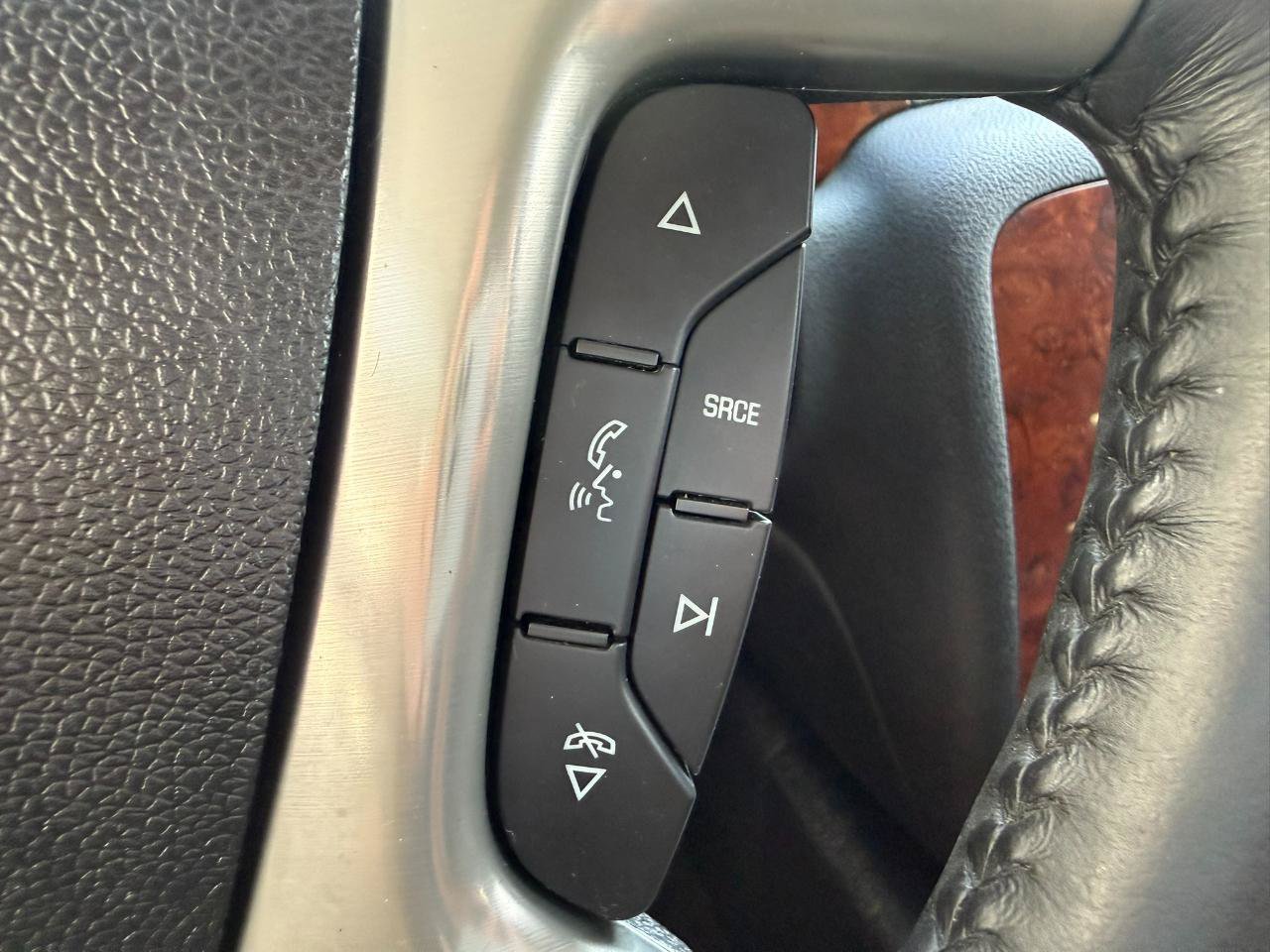 Used 2011 Chevrolet Avalanche LTZ AWD/4WD image 28