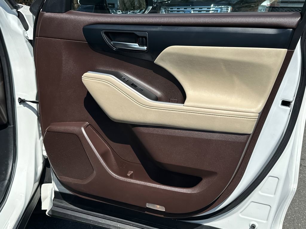 Certified 2020 Toyota Highlander XLE image 14