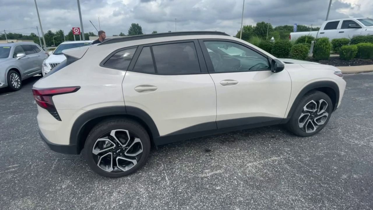 Used 2026 Chevrolet Trax RS w/ Sunroof Package FWD image 2