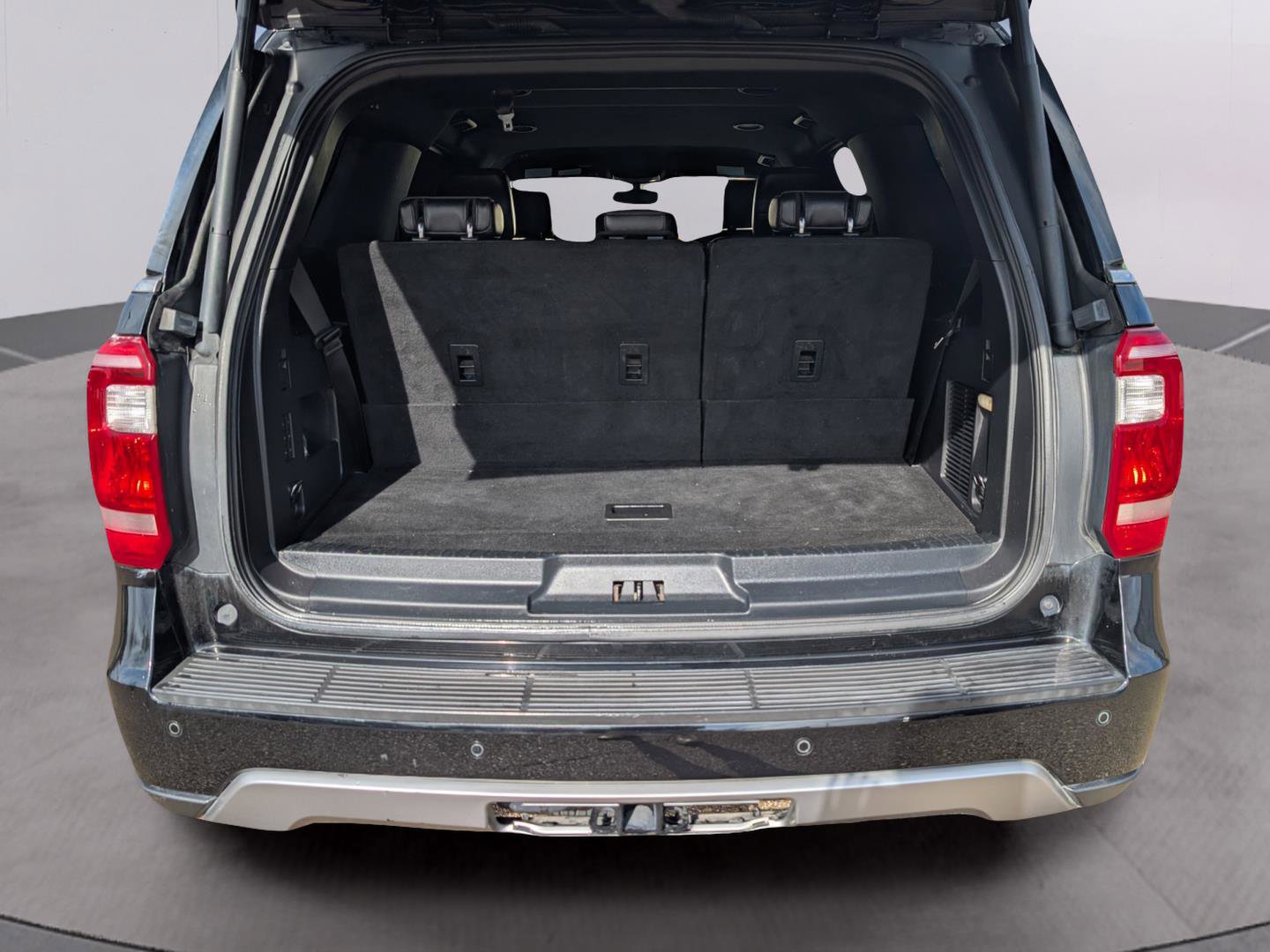 Used 2018 Ford Expedition XLT w/ Equipment Group 202A RWD image 30