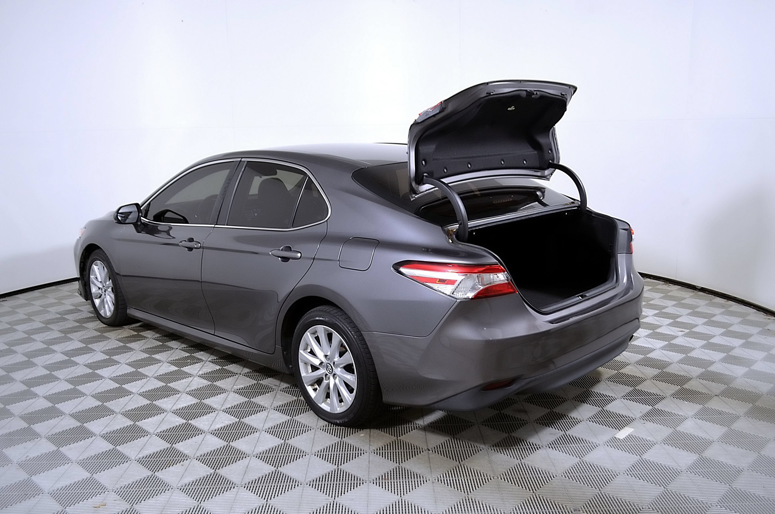 Used 2020 Toyota Camry LE FWD image 10