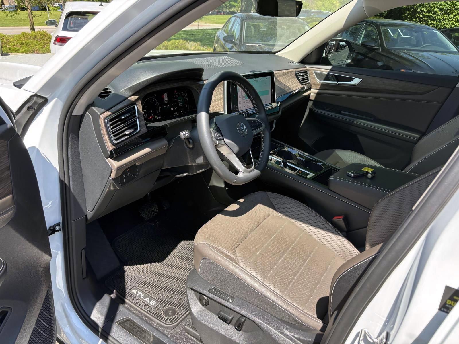 Used 2024 Volkswagen Atlas SEL AWD/4WD image 23