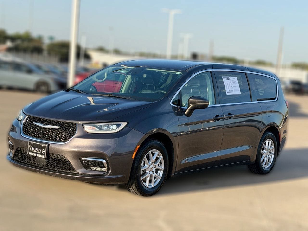 Used 2023 Chrysler Pacifica Touring-L FWD image 3