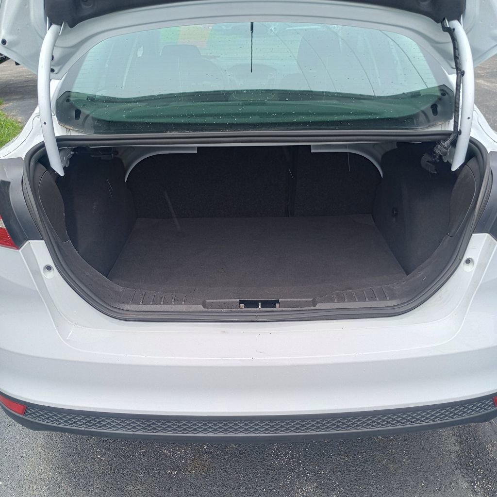 Used 2018 Ford Focus SE w/ SE Appearance Package FWD image 18