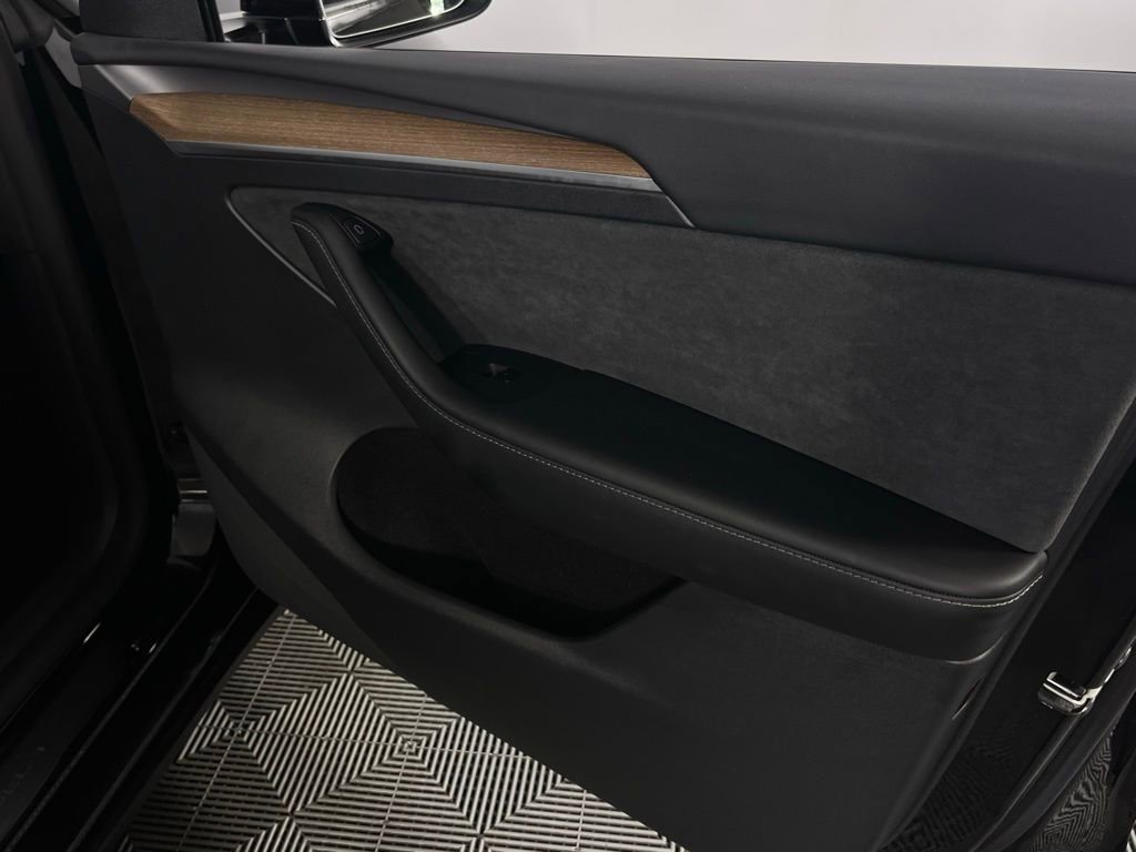 Used 2025 Tesla Model Y Long Range image 33