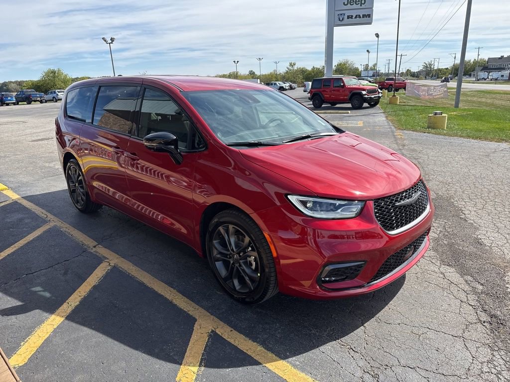 New 2026 Chrysler Pacifica Select FWD image 1