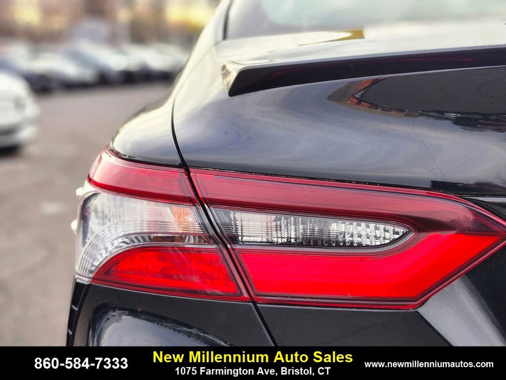 Used 2021 Toyota Camry SE image 9