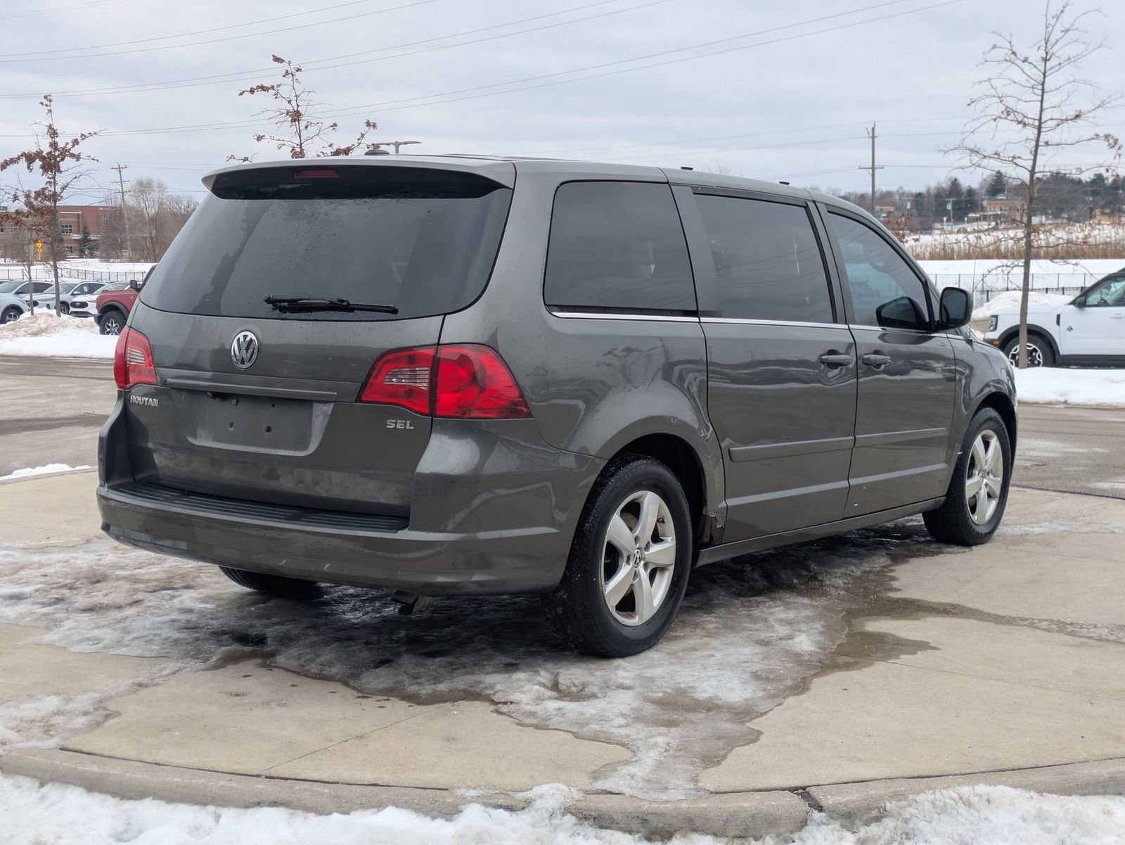 Used 2010 Volkswagen Routan SEL image 6