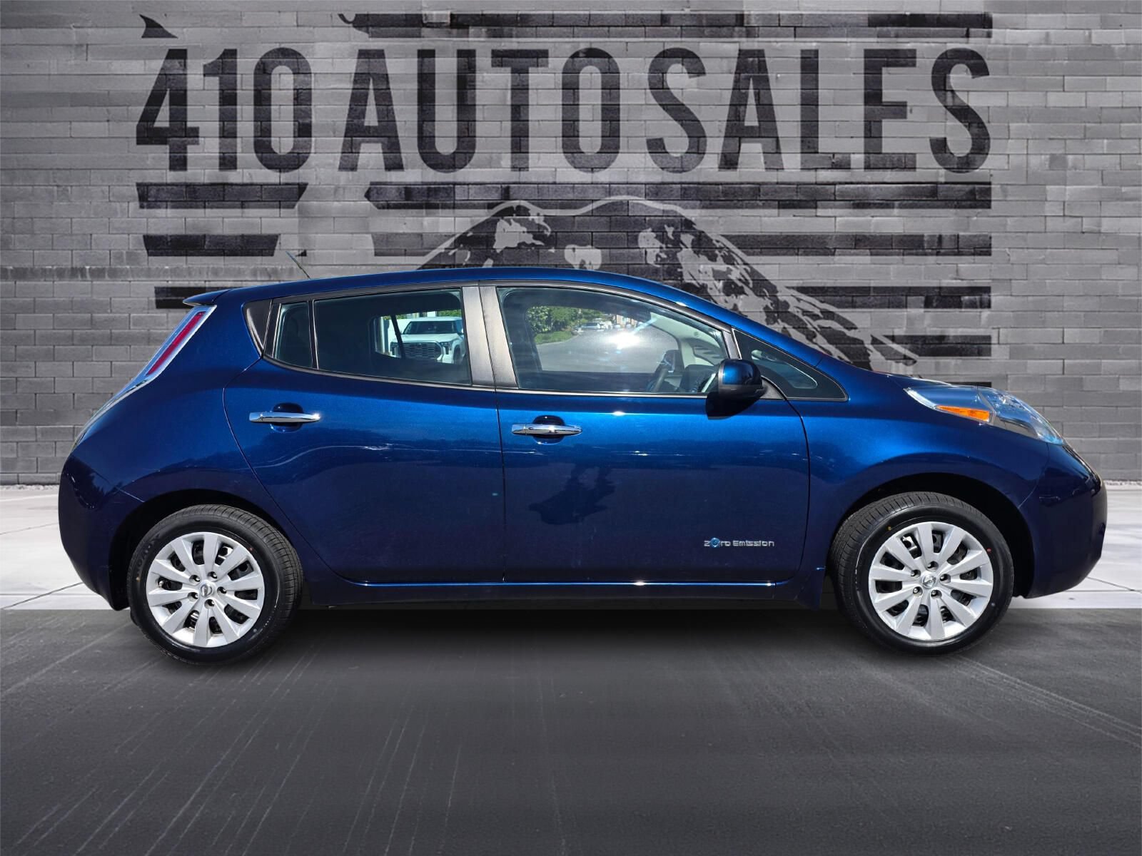 Used 2017 Nissan Leaf S w/ Charge Package FWD image 2