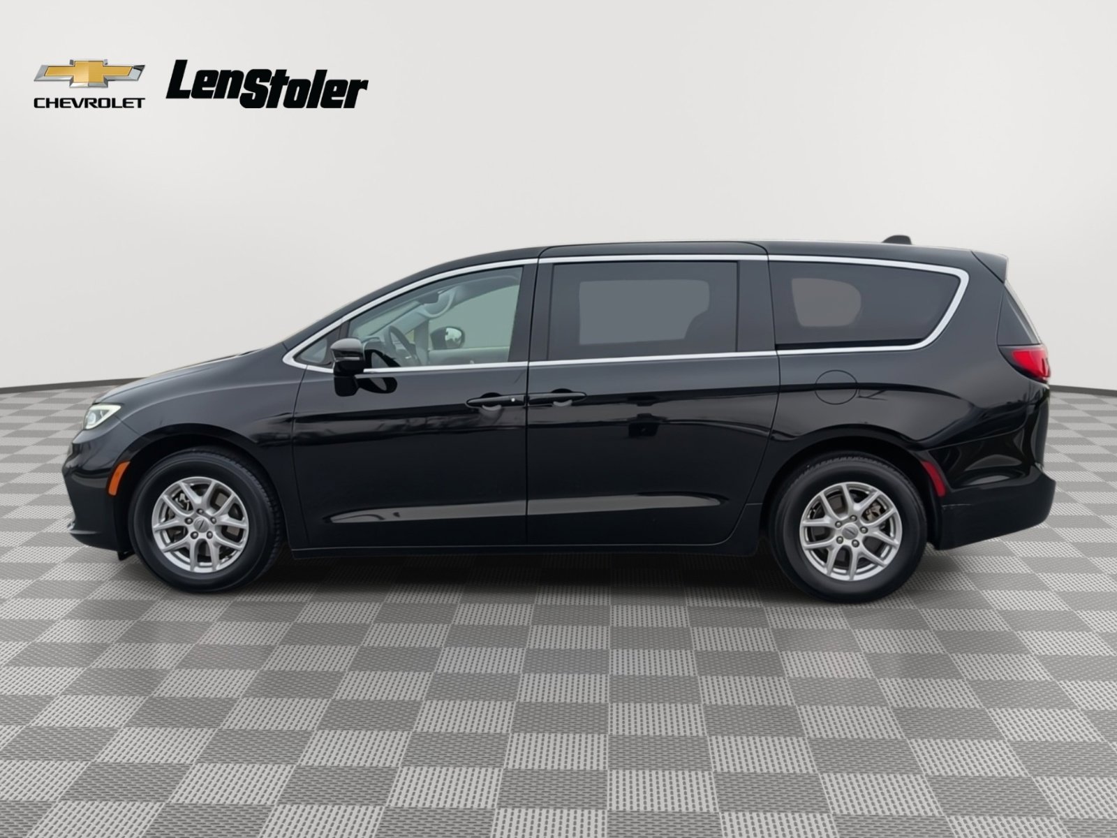 Used 2024 Chrysler Pacifica Touring-L image 2