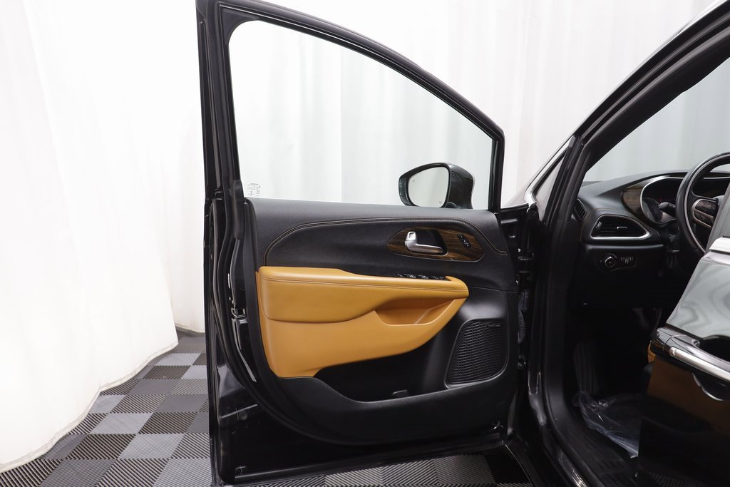 Used 2021 Chrysler Pacifica Pinnacle image 4