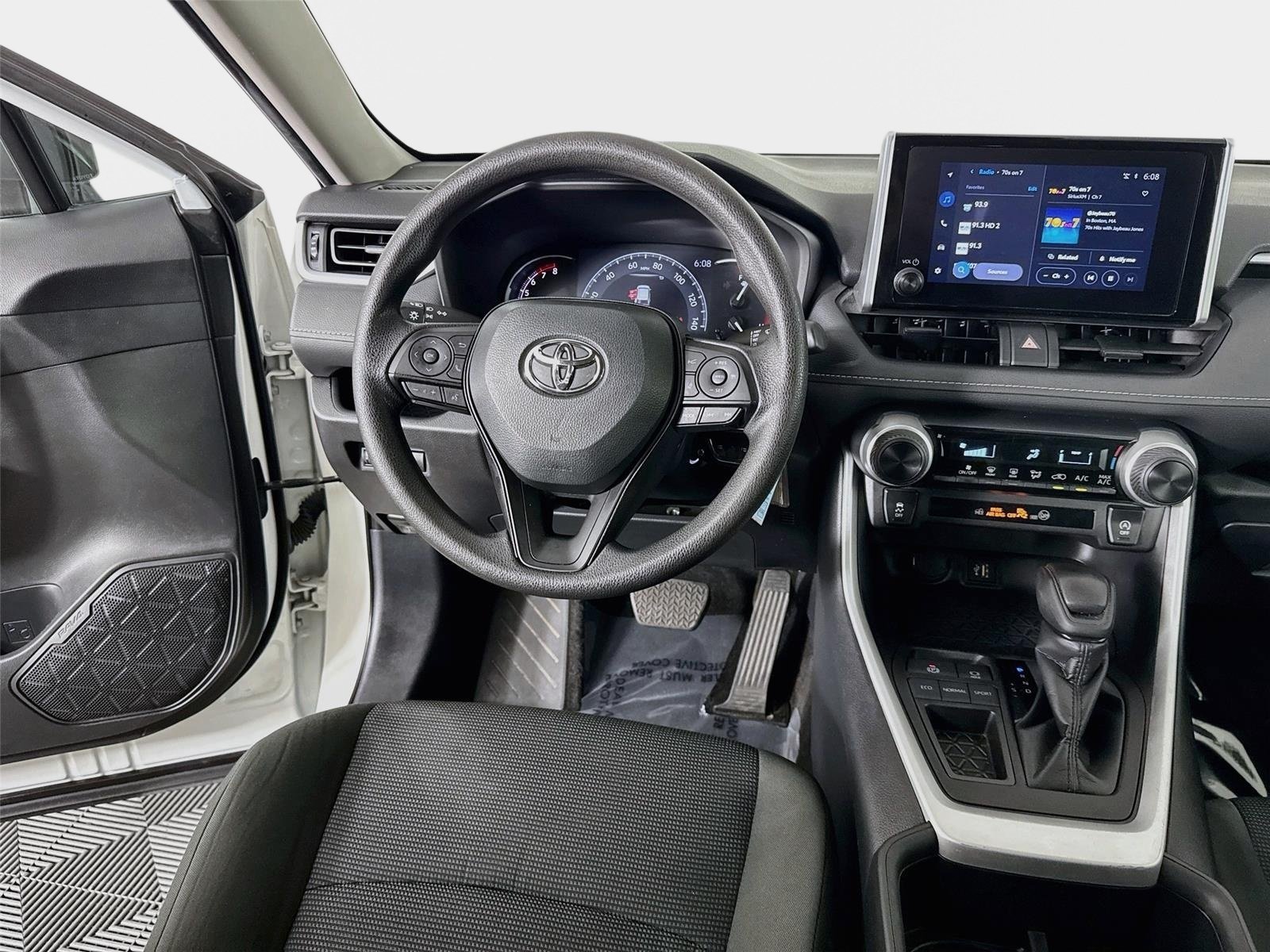 Used 2024 Toyota RAV4 LE FWD image 21