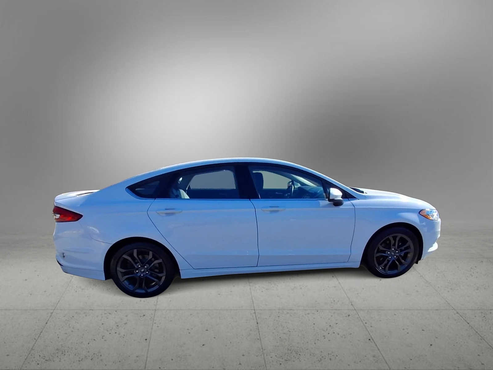 Used 2018 Ford Fusion SE w/ Equipment Group 201A FWD image 9
