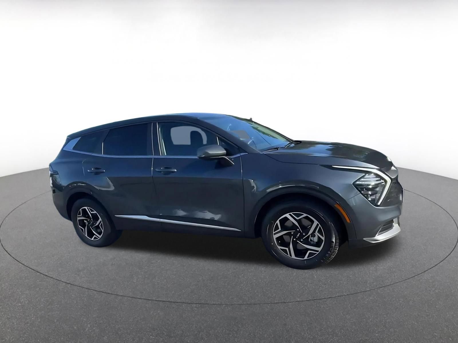 Used 2025 Kia Sportage LX image 2