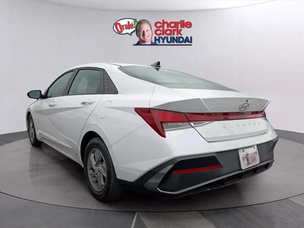 Used 2024 Hyundai Elantra SE FWD image 4