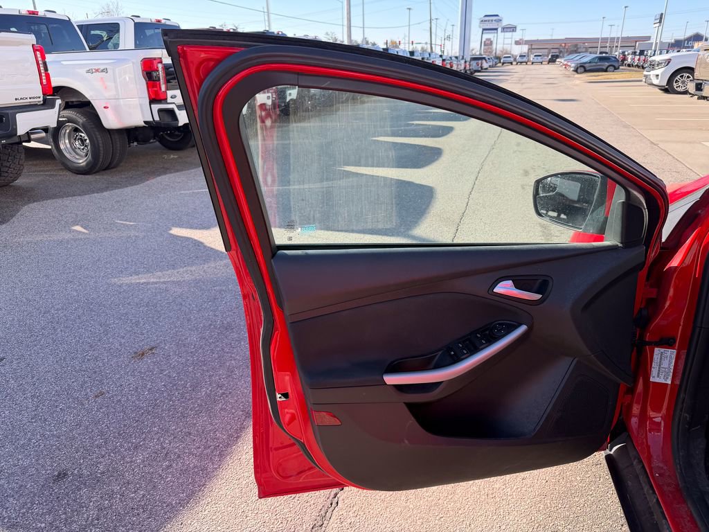 Used 2014 Ford Focus SE w/ Equipment Group 201A image 11