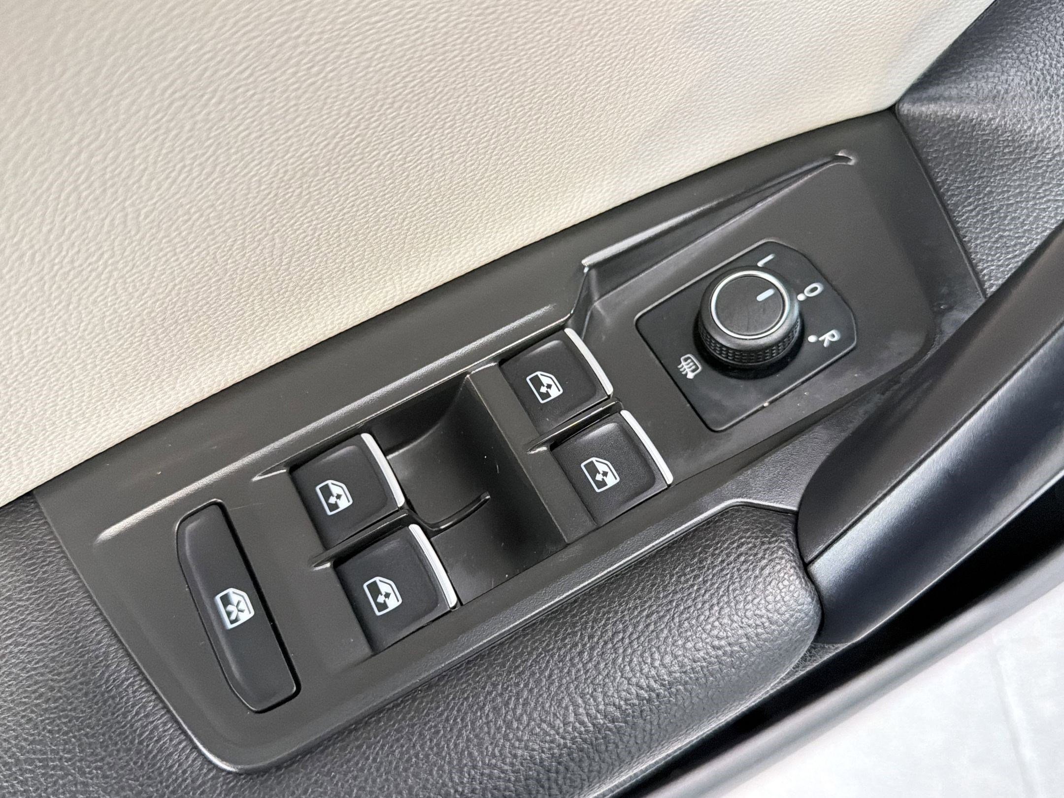 Used 2021 Volkswagen Tiguan SE w/ Panoramic Sunroof Package image 21