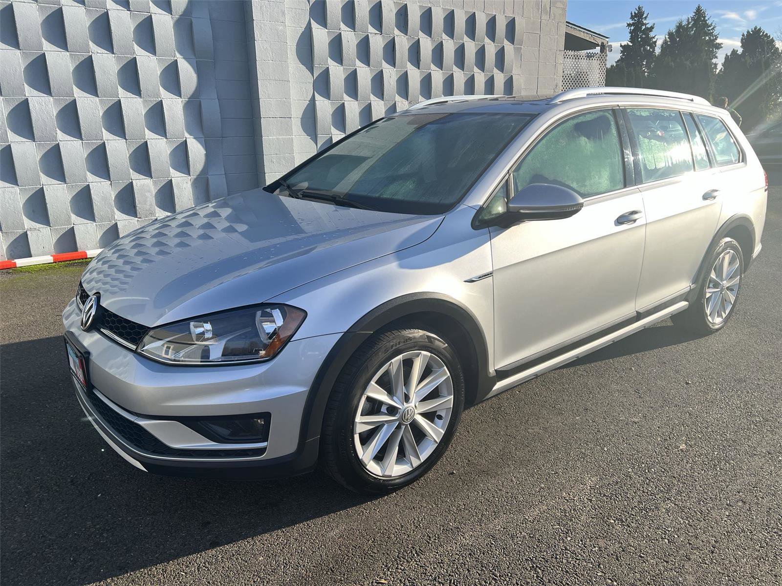 Used 2017 Volkswagen Golf Alltrack SE image 1