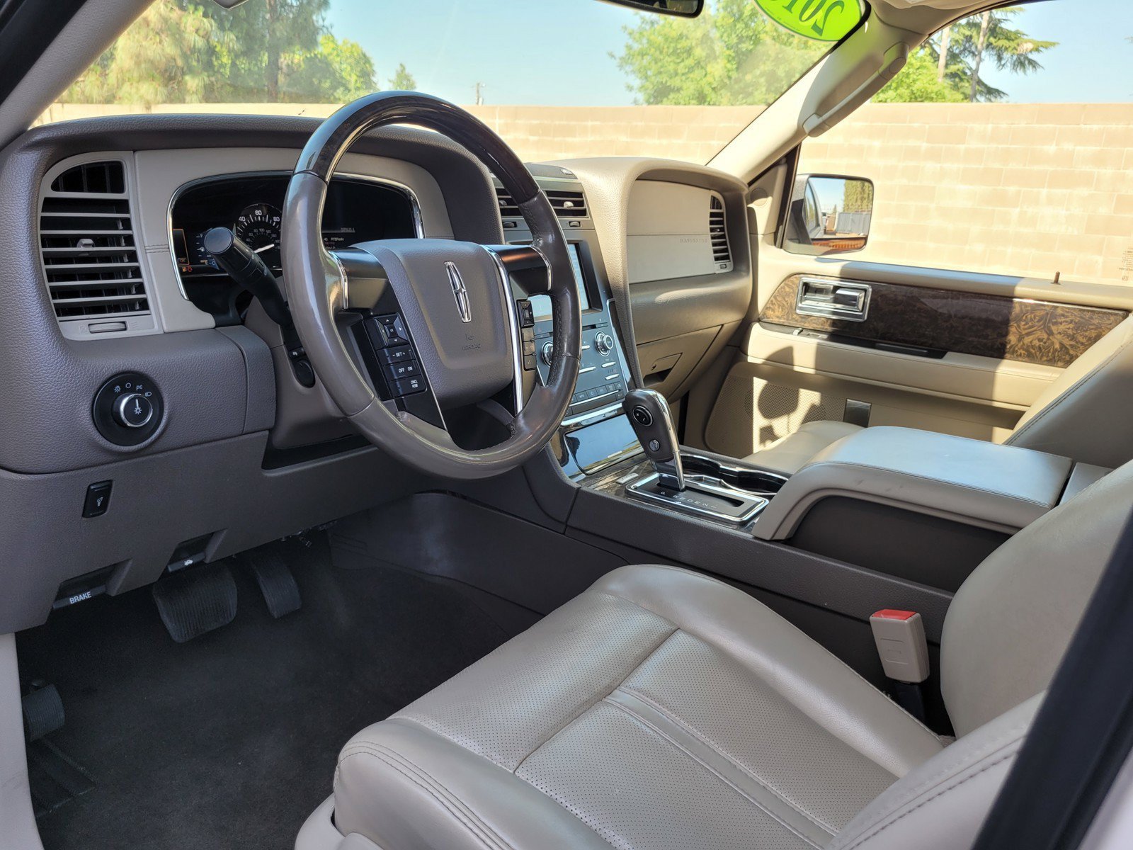 Used 2016 Lincoln Navigator Select RWD image 10