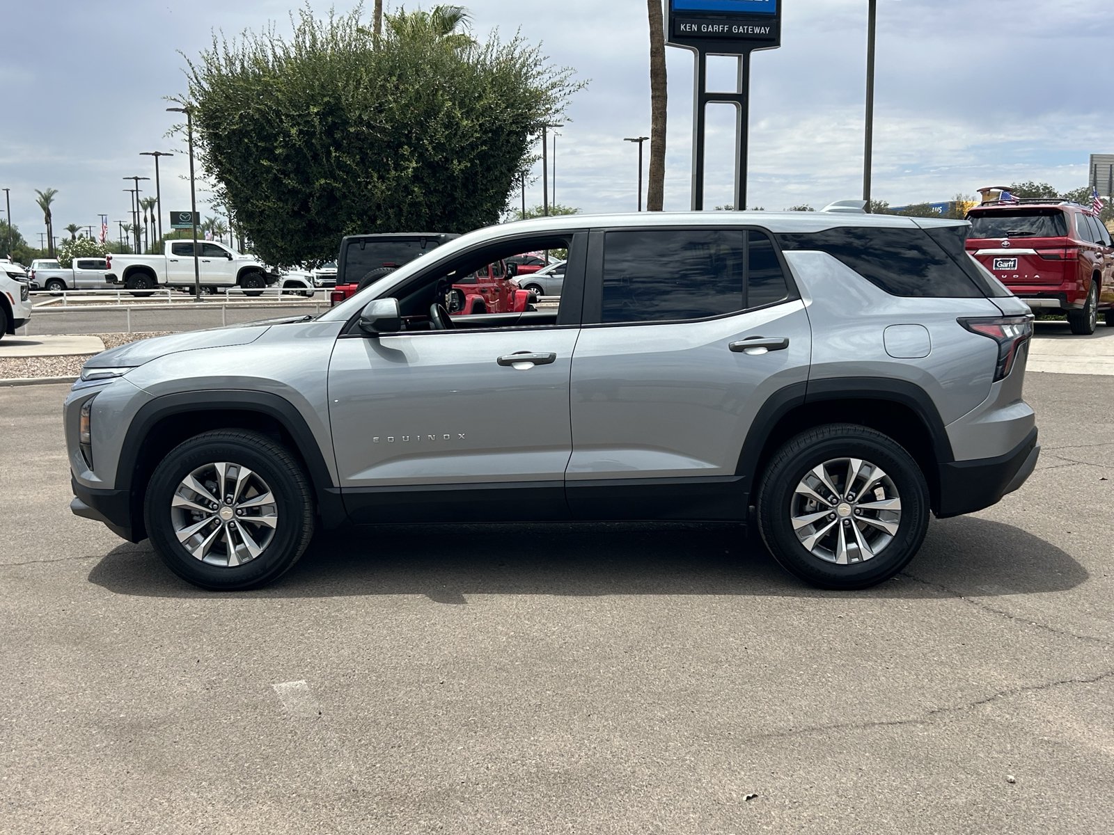Used 2025 Chevrolet Equinox LT FWD image 2