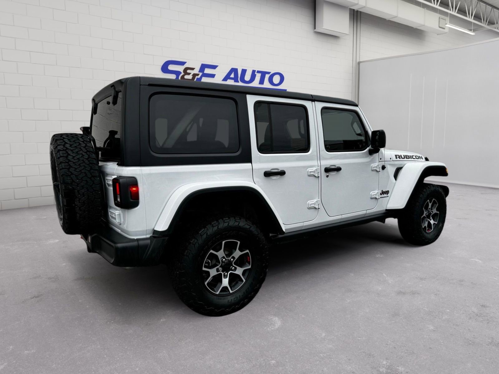 Used 2023 Jeep Wrangler Unlimited Rubicon AWD/4WD image 4