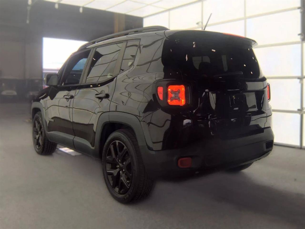 Used 2017 Jeep Renegade Altitude FWD image 8