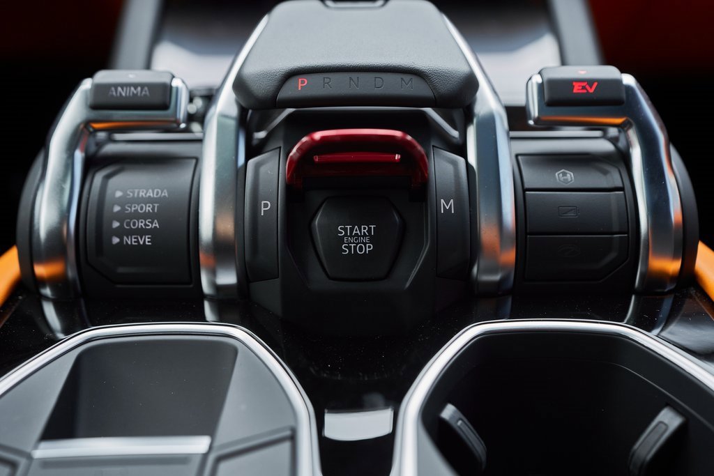 Used 2025 Lamborghini Urus SE image 66