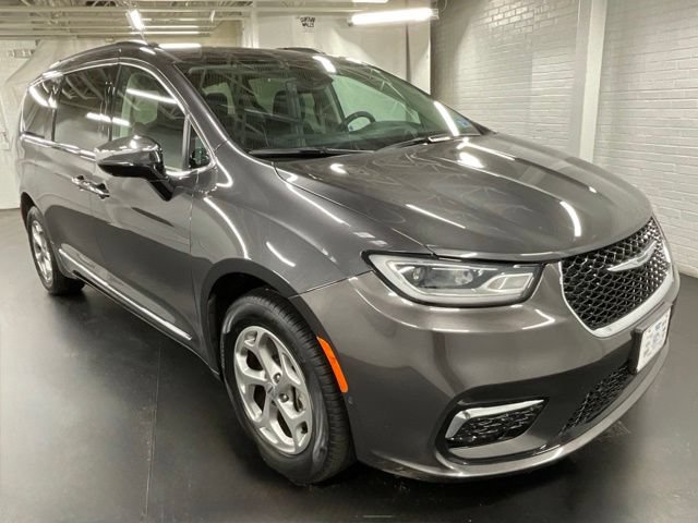 Used 2023 Chrysler Pacifica Limited w/ Uconnect Theater Family Group AWD/4WD image 7