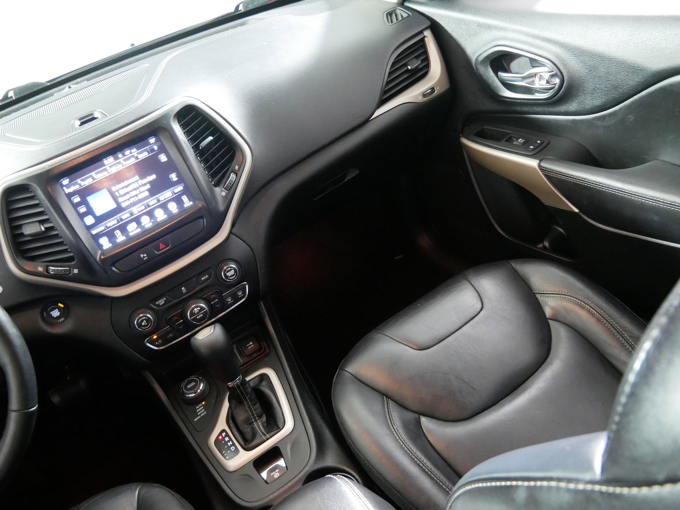 Used 2018 Jeep Cherokee Limited image 11