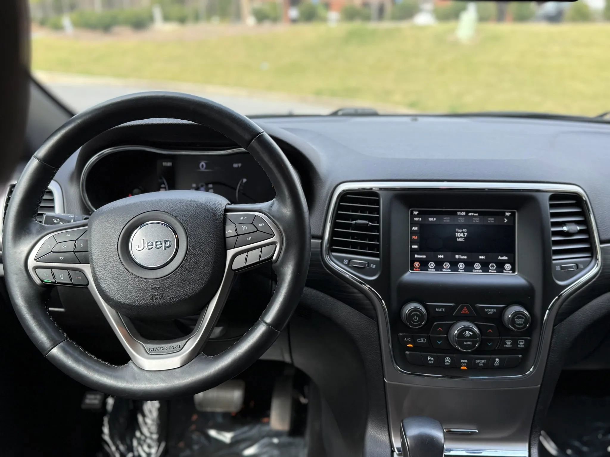 Used 2019 Jeep Grand Cherokee Laredo AWD/4WD image 19