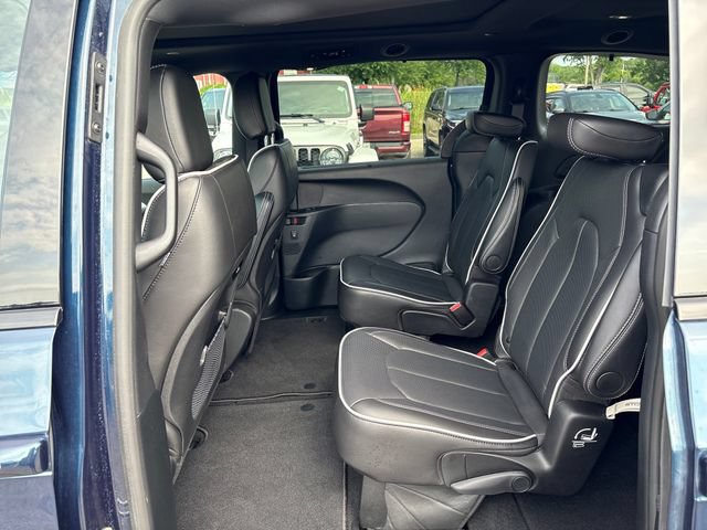 Used 2025 Chrysler Pacifica Limited w/ Trailer Tow Group AWD/4WD image 21