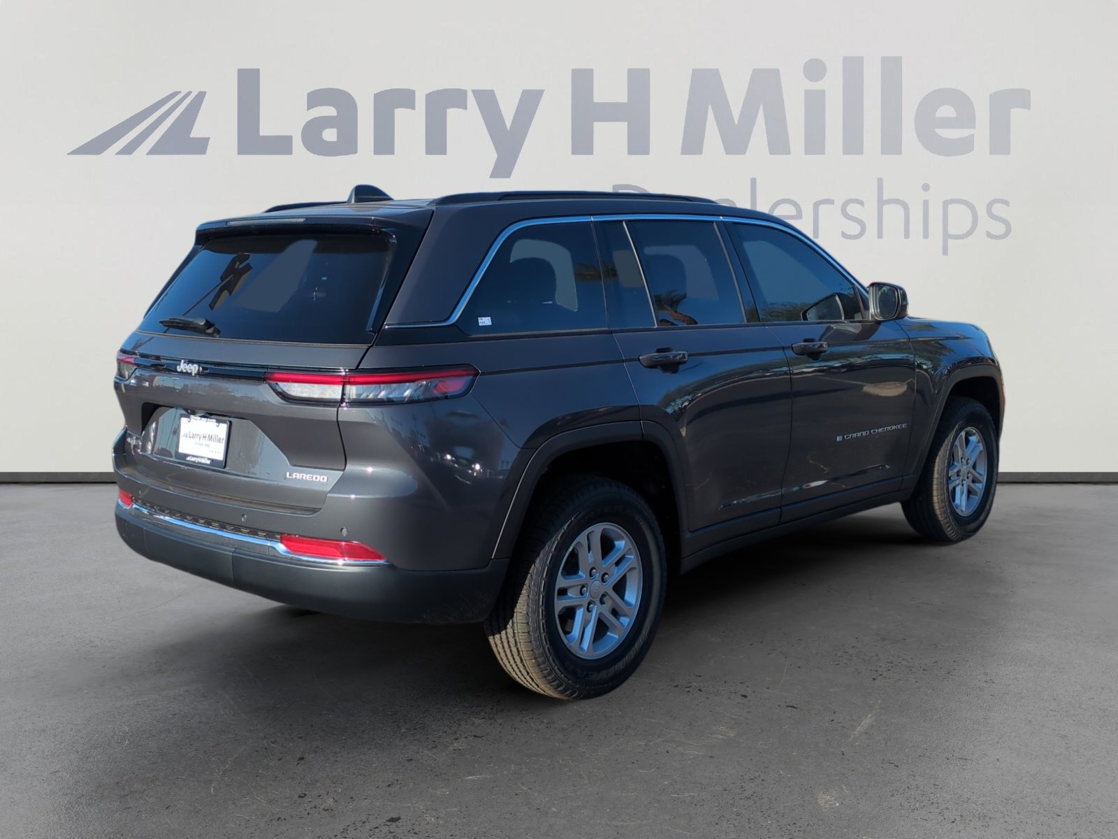 New 2025 Jeep Grand Cherokee Laredo image 5