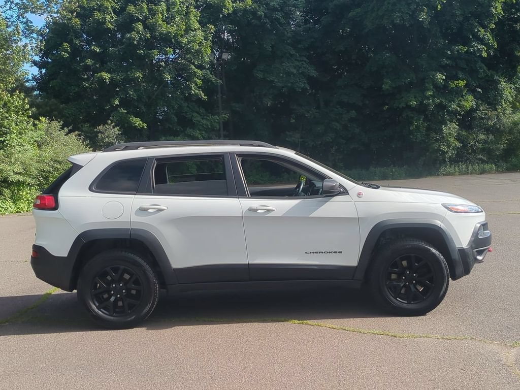Used 2016 Jeep Cherokee Trailhawk AWD/4WD image 3