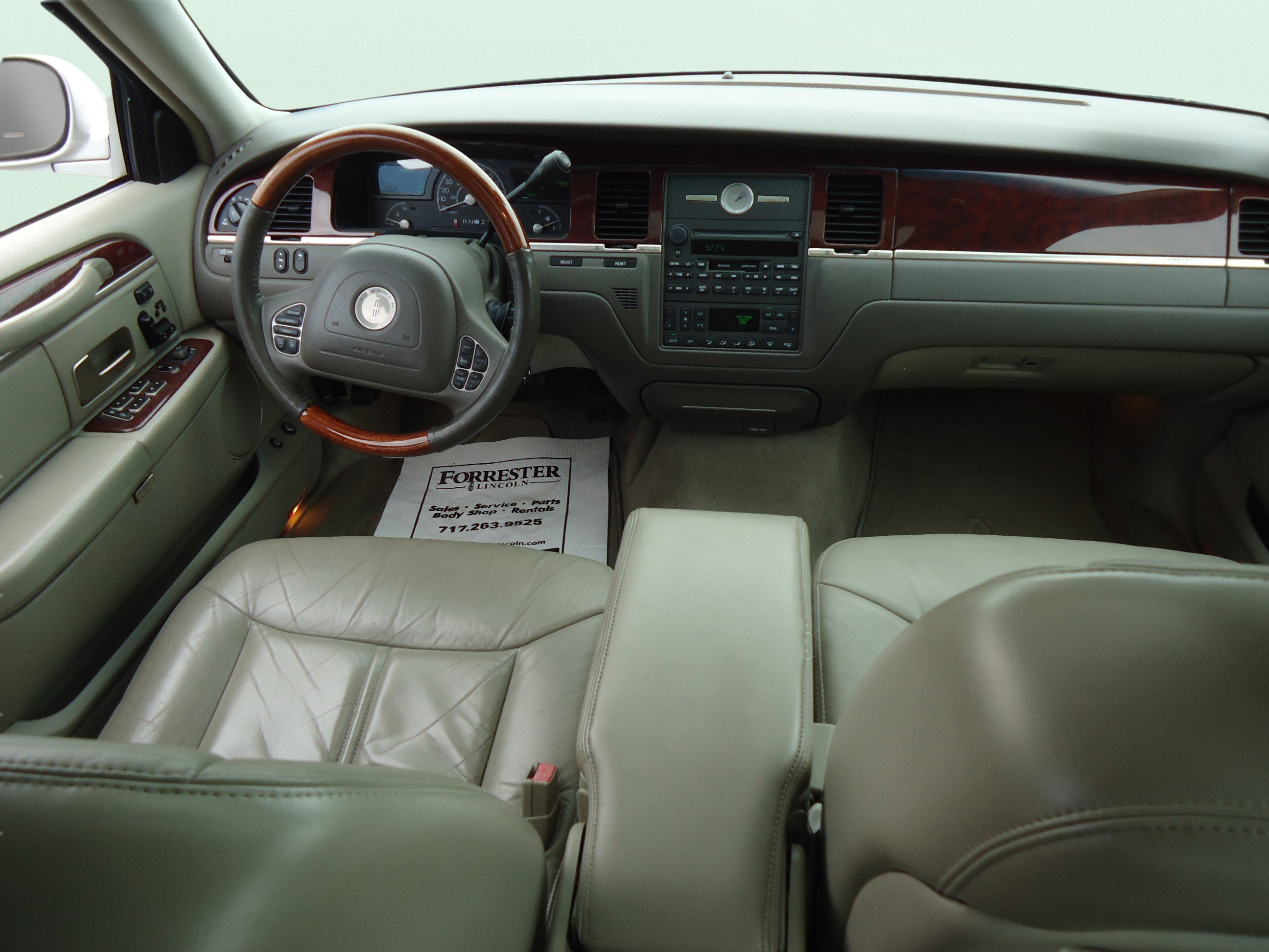 Used 2003 Lincoln Town Car Cartier RWD image 11