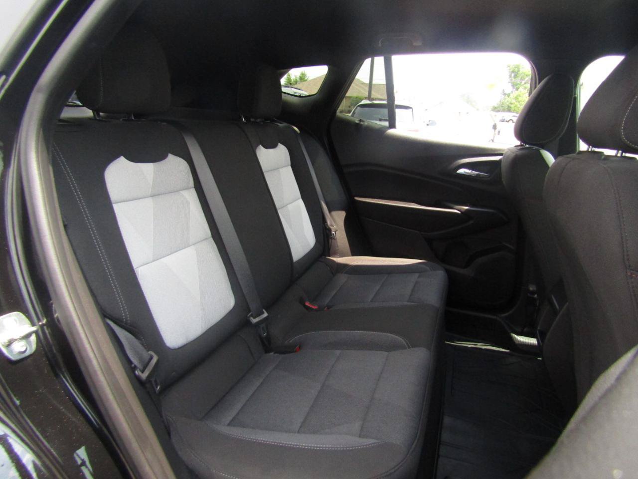 Used 2025 Chevrolet Trax RS FWD image 21