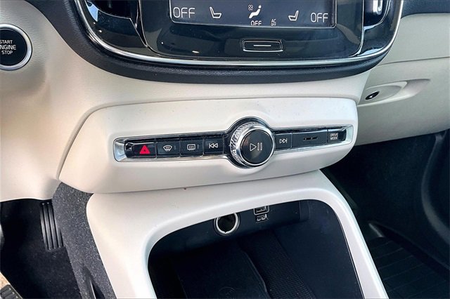 Used 2020 Volvo XC40 T5 Inscription image 15