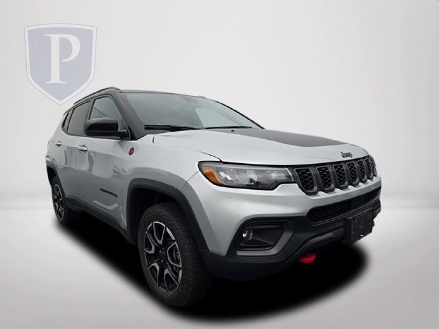Used 2025 Jeep Compass Trailhawk AWD/4WD image 15