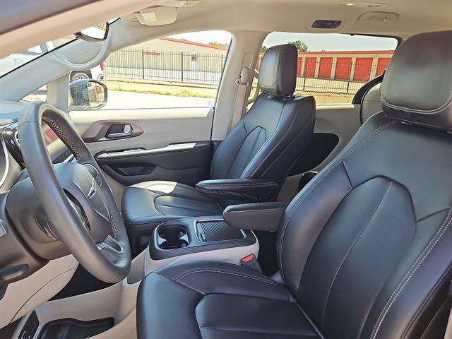 Used 2024 Chrysler Pacifica Touring-L FWD image 12