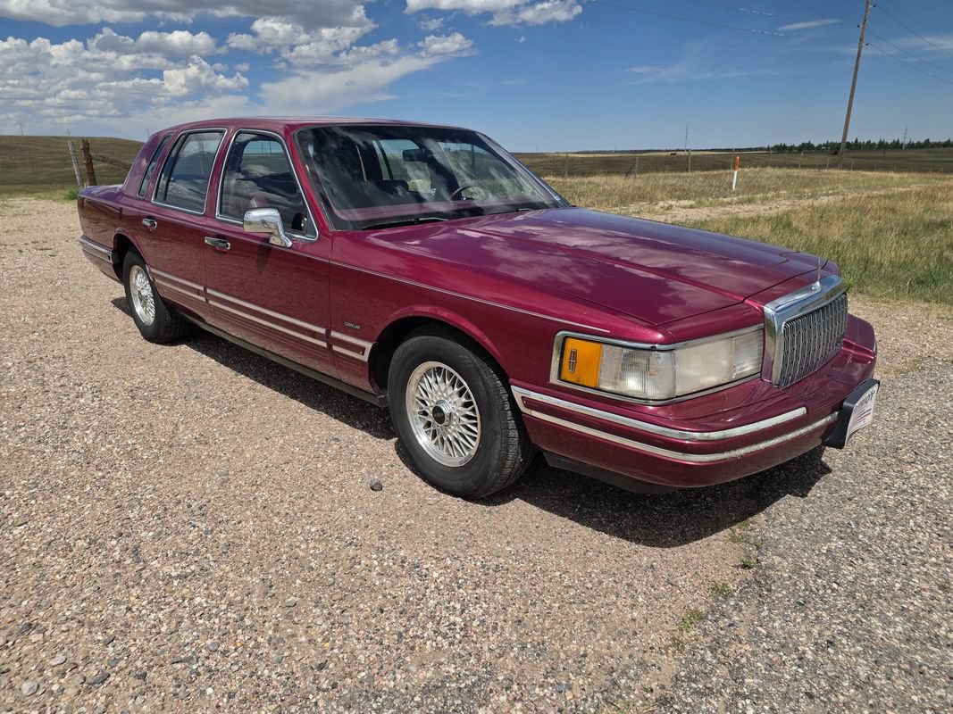 Used 1993 Lincoln Town Car Executive RWD image 7