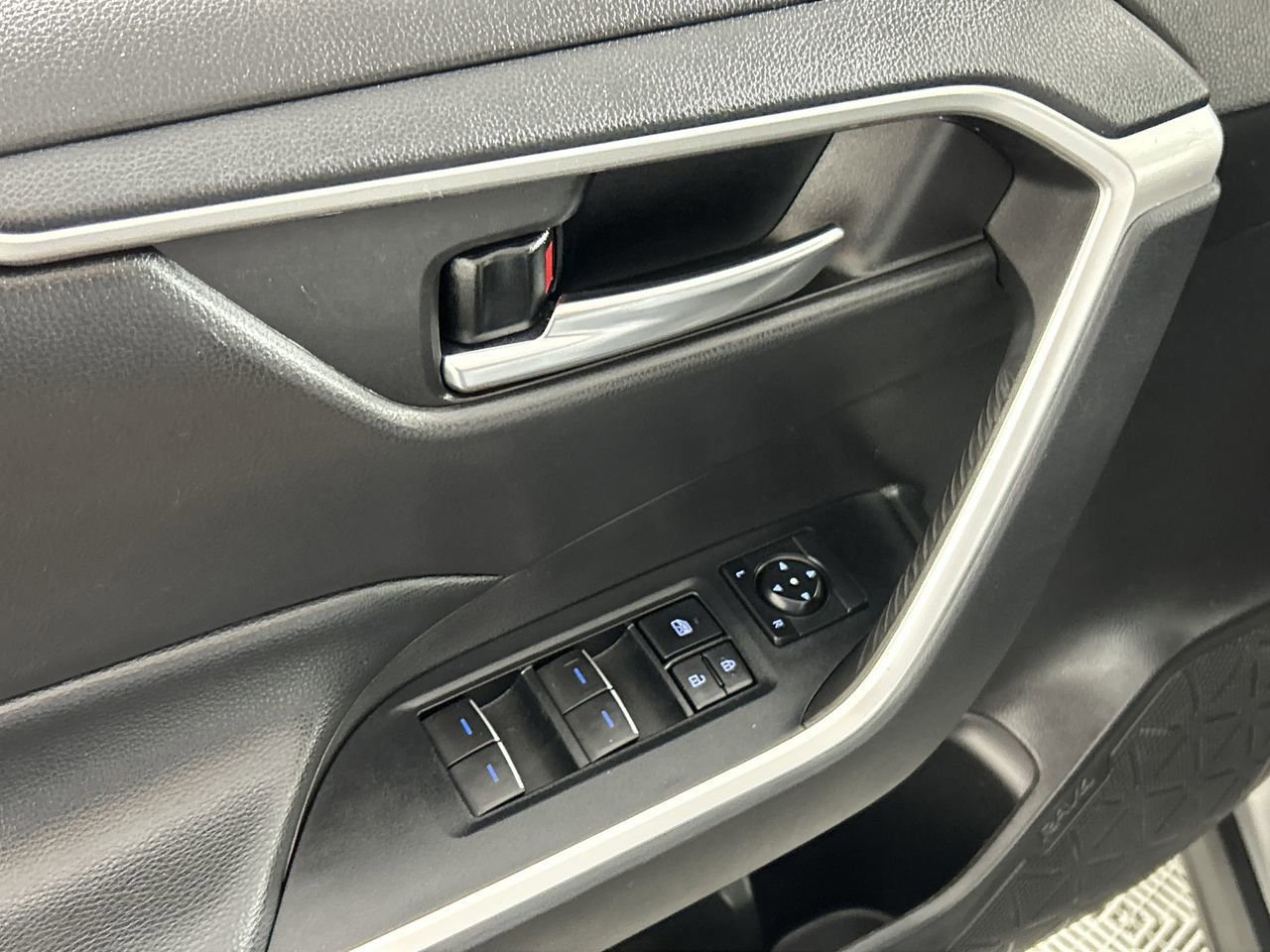 Used 2022 Toyota RAV4 XLE w/ Convenience Package image 19