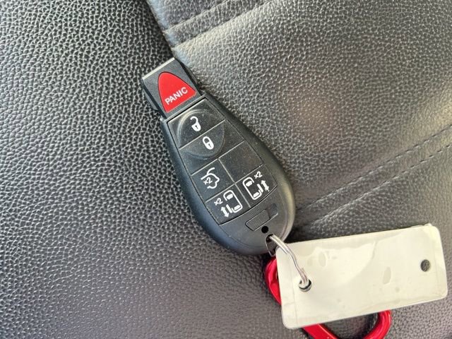 Used 2016 Chrysler Town & Country Touring FWD image 21
