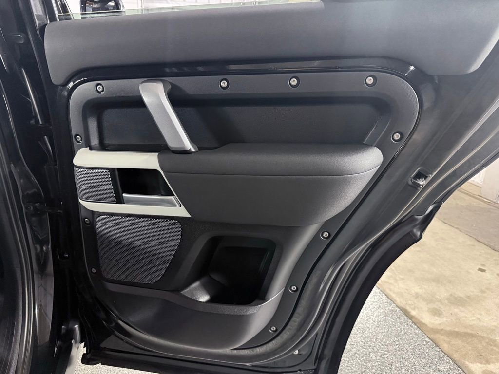 Used 2022 Land Rover Defender 110 X-Dynamic SE image 31