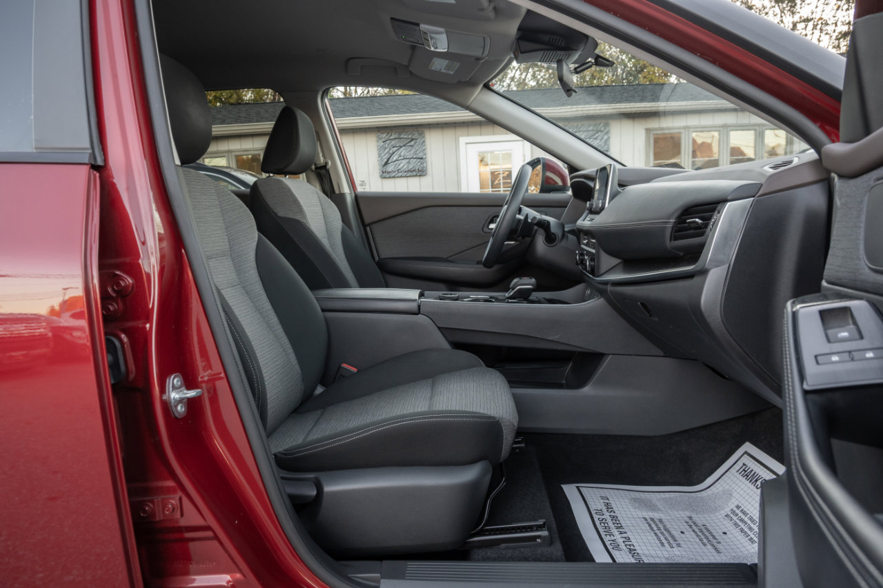 Used 2023 Nissan Rogue SV image 29