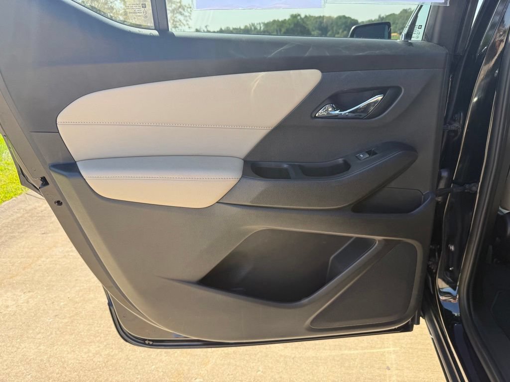 Used 2023 Chevrolet Traverse LS AWD/4WD image 12