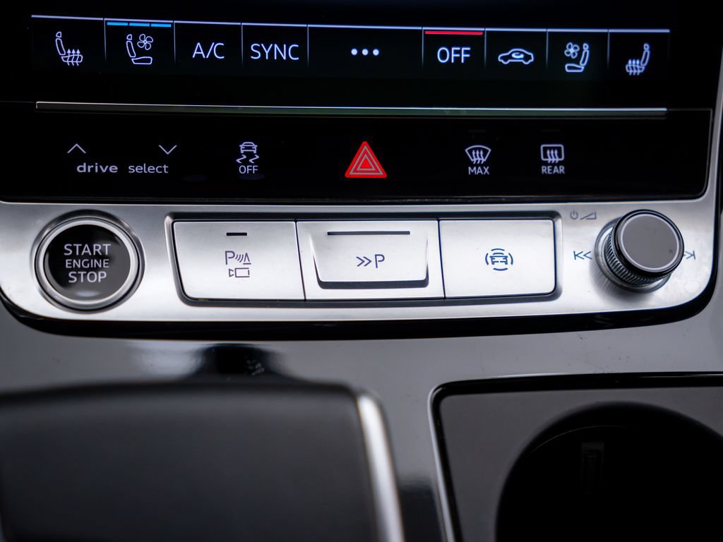 Used 2023 Audi Q8 Prestige AWD/4WD image 24