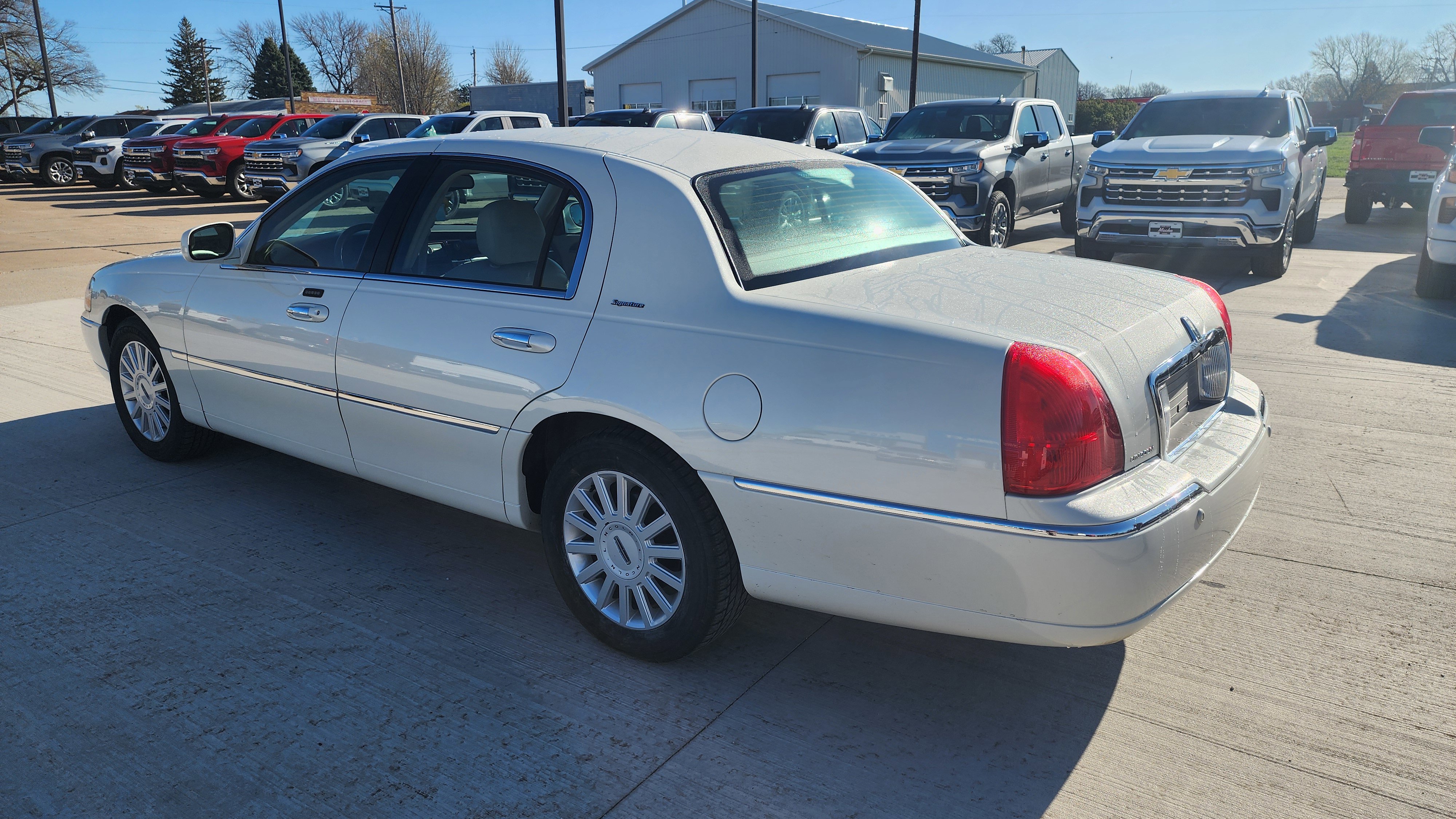 Used 2005 Lincoln Town Car Signature image 6
