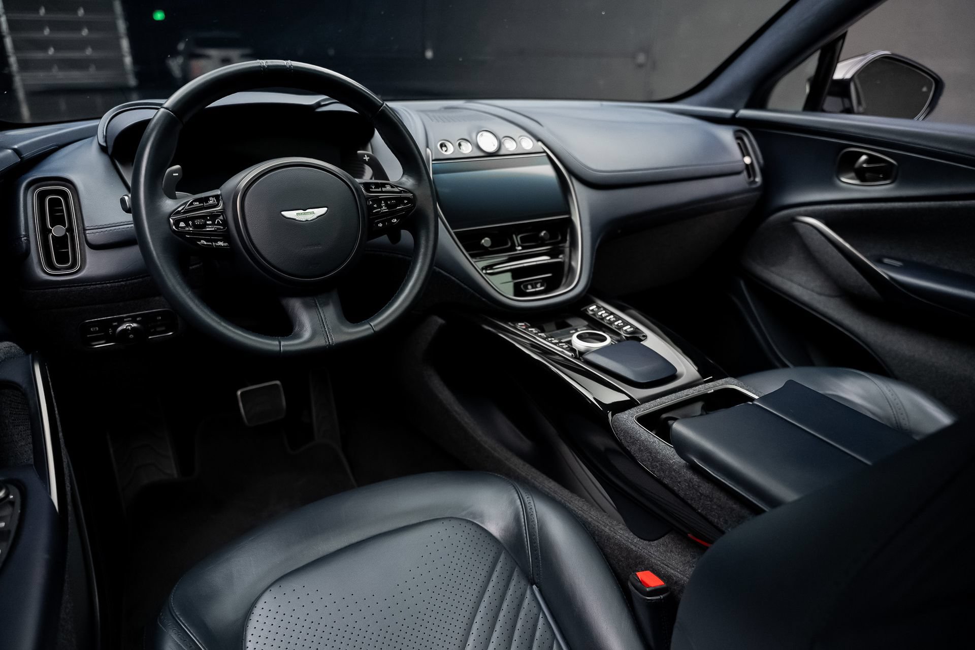 Used 2021 Aston Martin DBX AWD/4WD image 2