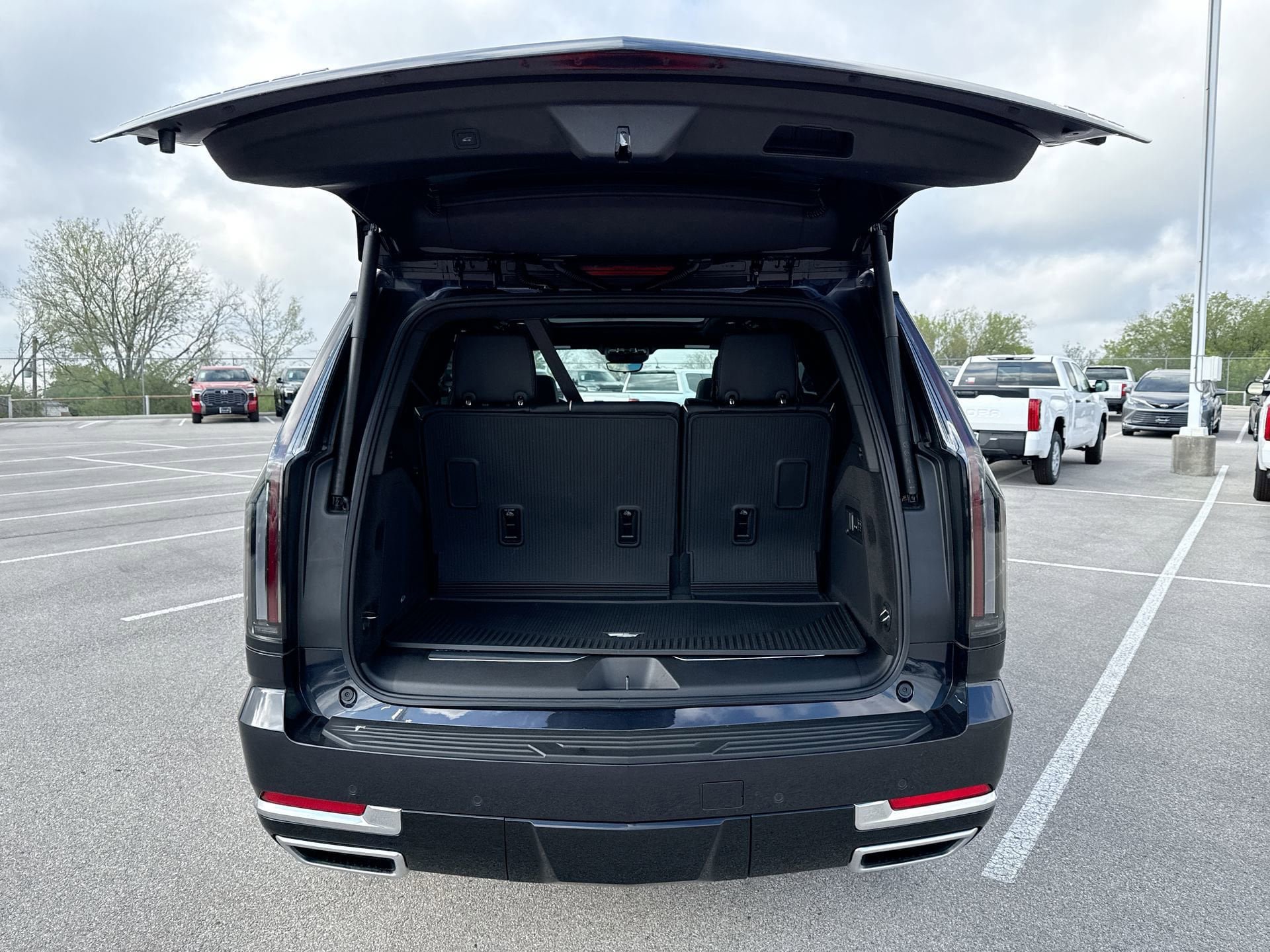 Used 2026 Cadillac Escalade Luxury w/ LPO, Floor Liner Package AWD/4WD image 20
